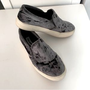 Steve Madden Gema gray crushed velvet slip on platform sneakers Size 7